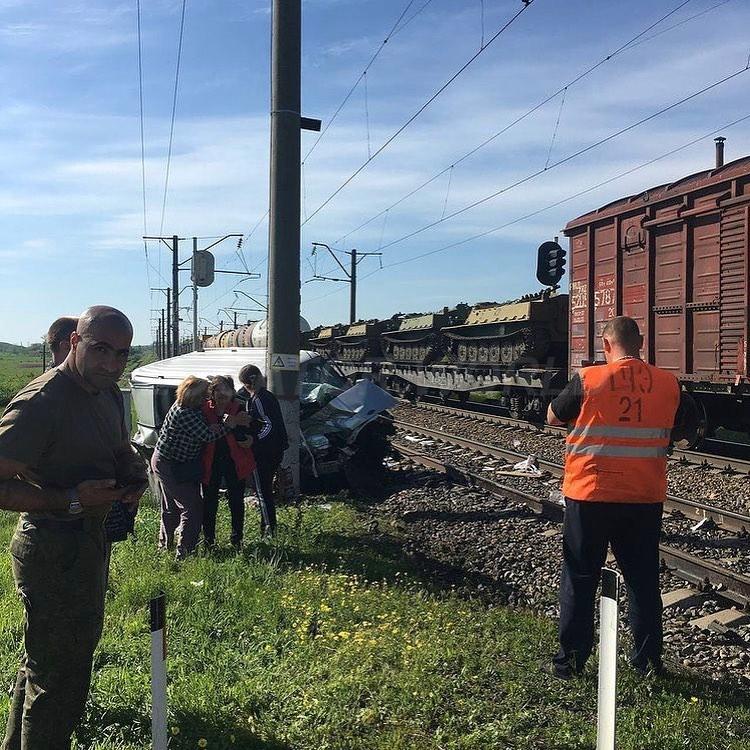 Поезд сбил автомобиль под Армавиром