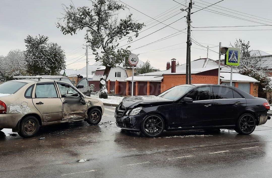 12-летняя девочка пострадала в тройном ДТП возле 9-й школы.