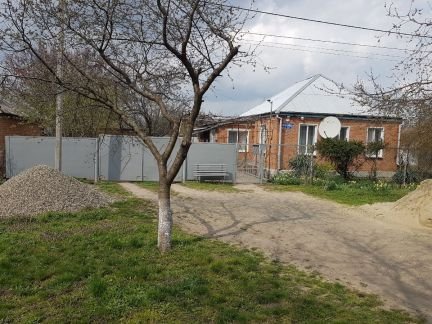 Дом 60м кв. на участке 10 сот.  Армавир