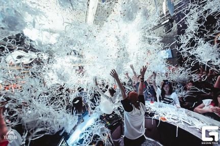 Бумажное и Зеркальное шоу на крупные праздники:дни  Армавир