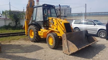 Услуги эксковатора-погрузчика  Армавир