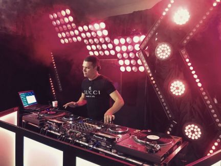 DJ - диджей с оборудованием - звукооператор  Армавир