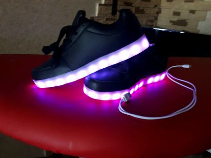Кроссовки светящиеся  Армавир