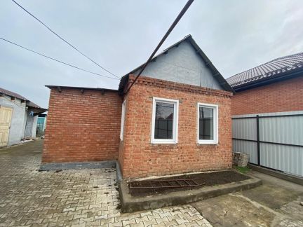 Дом 35 м кв. на участке 1 сот.  Армавир