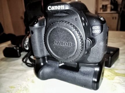 Canon 600D + 50мм + ботарейный блок. Торг 