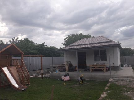 Дом 31 м кв. на участке 6 сот.  Армавир