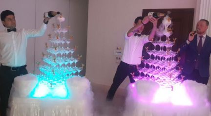 Пирамида из бокалов шампанского  Армавир