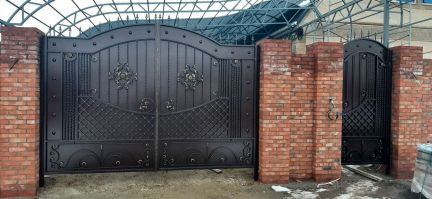 Изготовление и монтаж навесов, ворот и прочих мета  Армавир